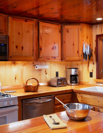 The kitchen of the Juniper cabin at Corkins Lodge